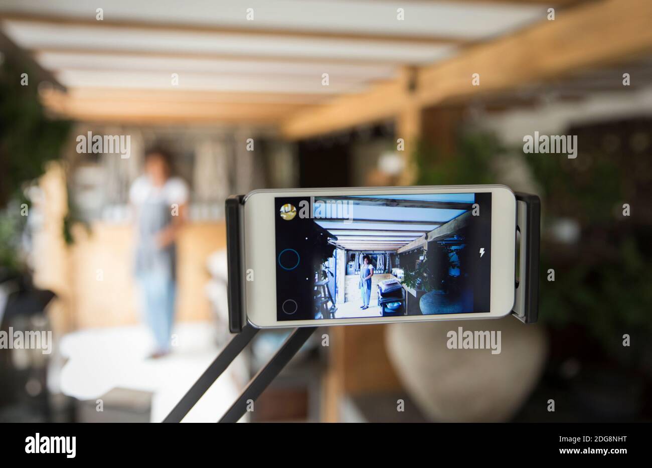 Le propriétaire d'entreprise d'écran de téléphone intelligent filmant vlog dans la pépinière d'usine Banque D'Images