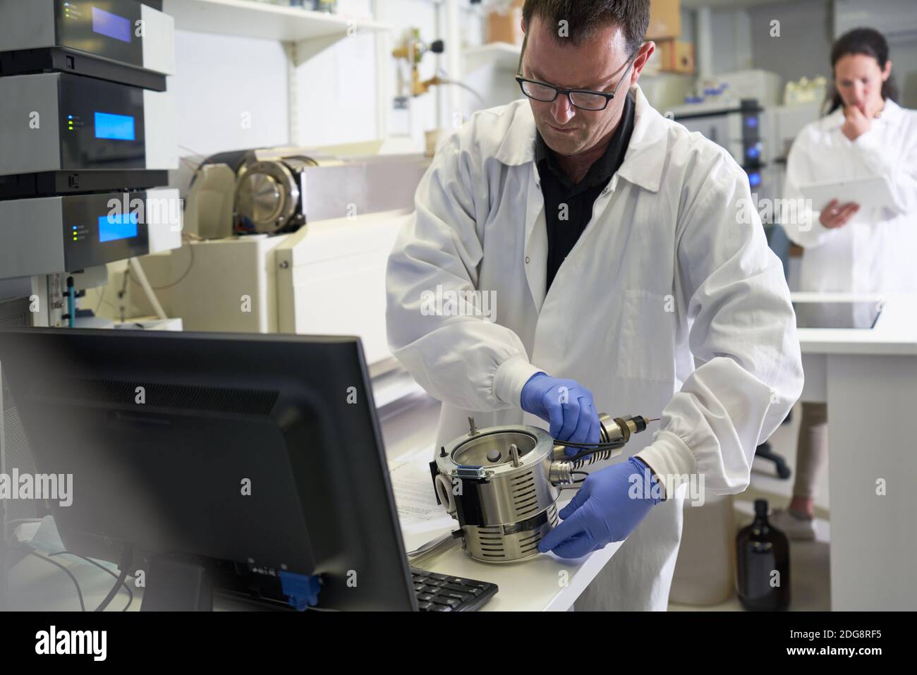 Homme scientifique utilisant l'équipement à l'ordinateur en laboratoire Banque D'Images