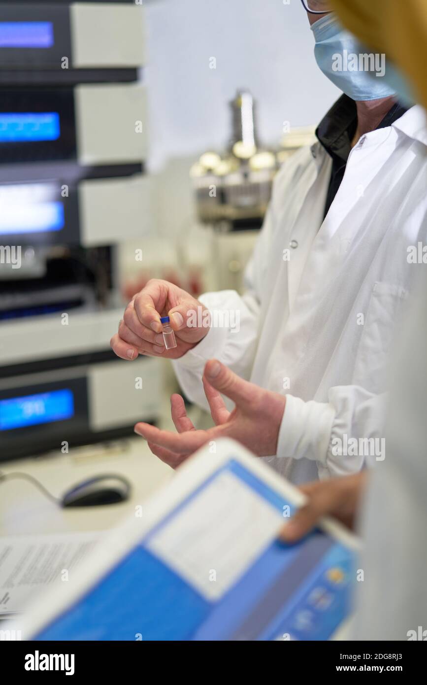 Scientifiques discutant de l'échantillon en laboratoire Banque D'Images