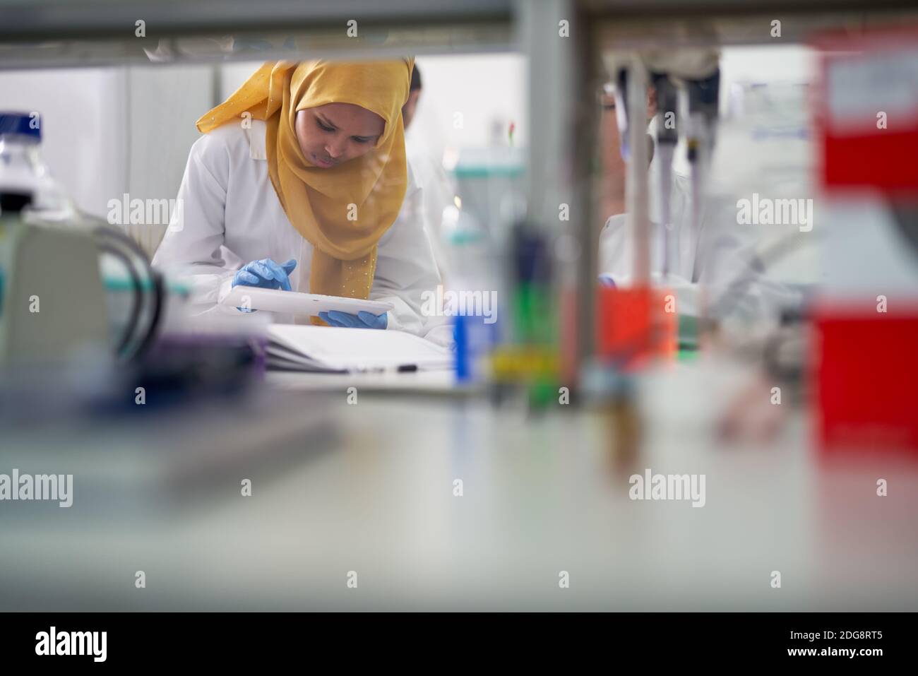 Scientifique féminine en hijab avec tablette numérique en laboratoire Banque D'Images