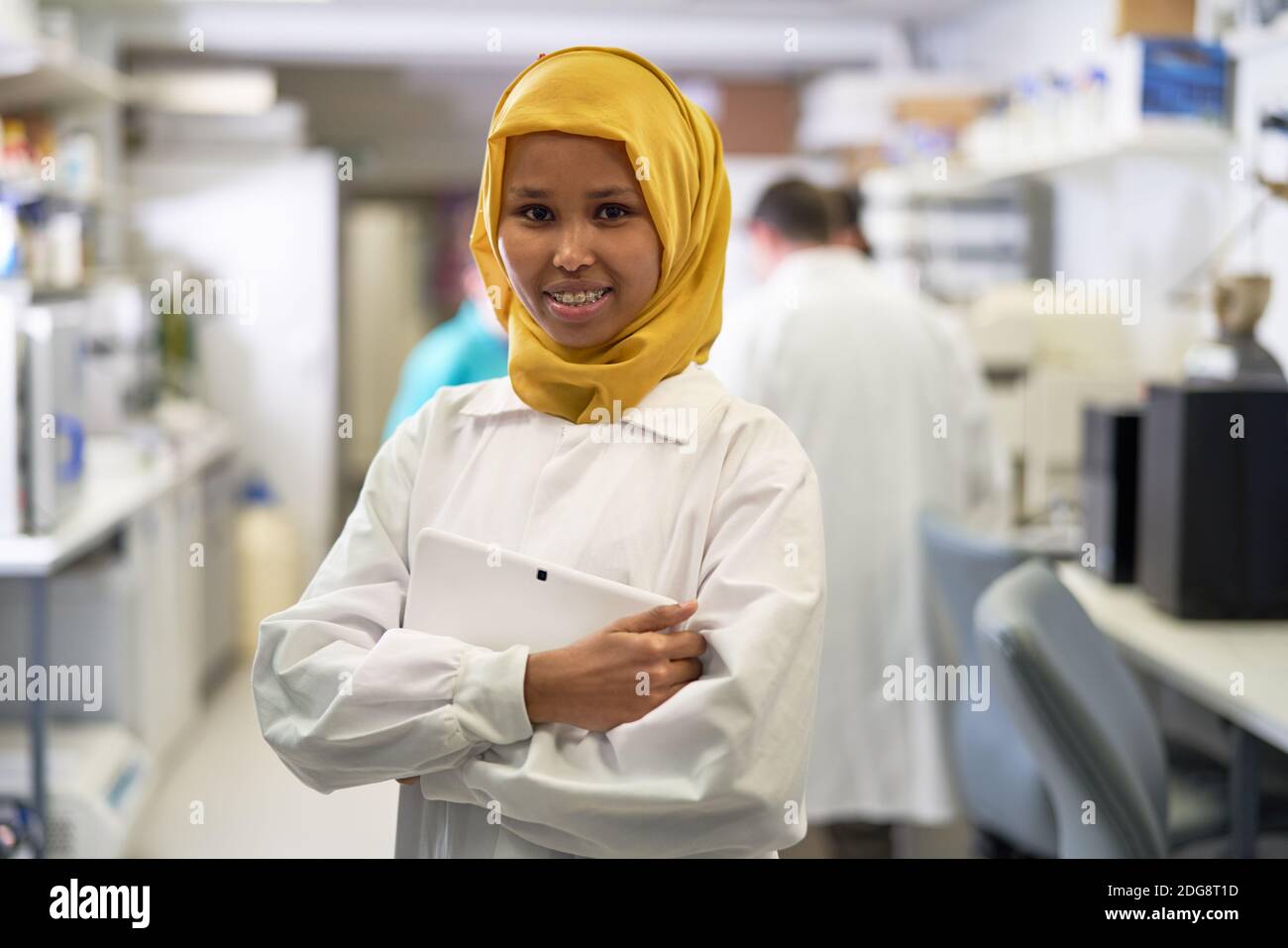Portrait confiante scientifique féminine en hijab travaillant en laboratoire Banque D'Images
