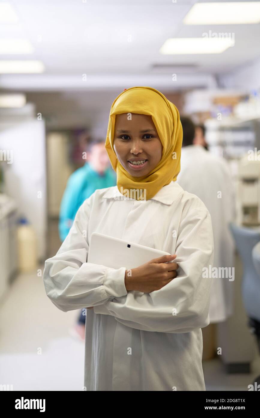 Portrait confiante scientifique féminine dans hijab en laboratoire Banque D'Images