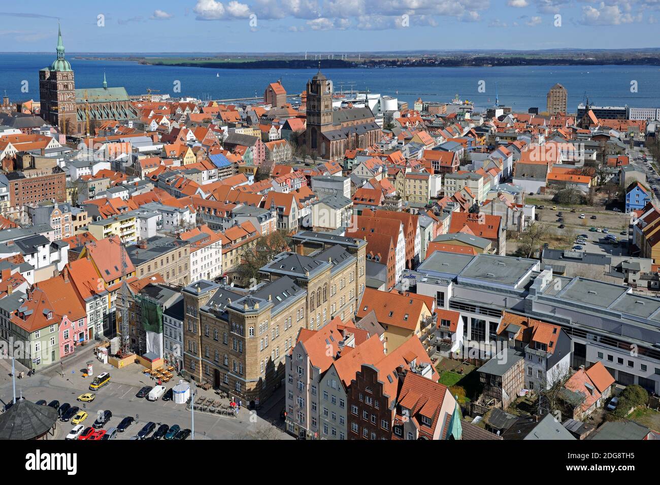 Blick von der Marienkirche ueber die Altstadt mit Nikolaikirche, Kirche St. Jakobi, Hafen und Strelasund, Stralsund , l'Unesco Weltkulturerbe, Mecklen Banque D'Images