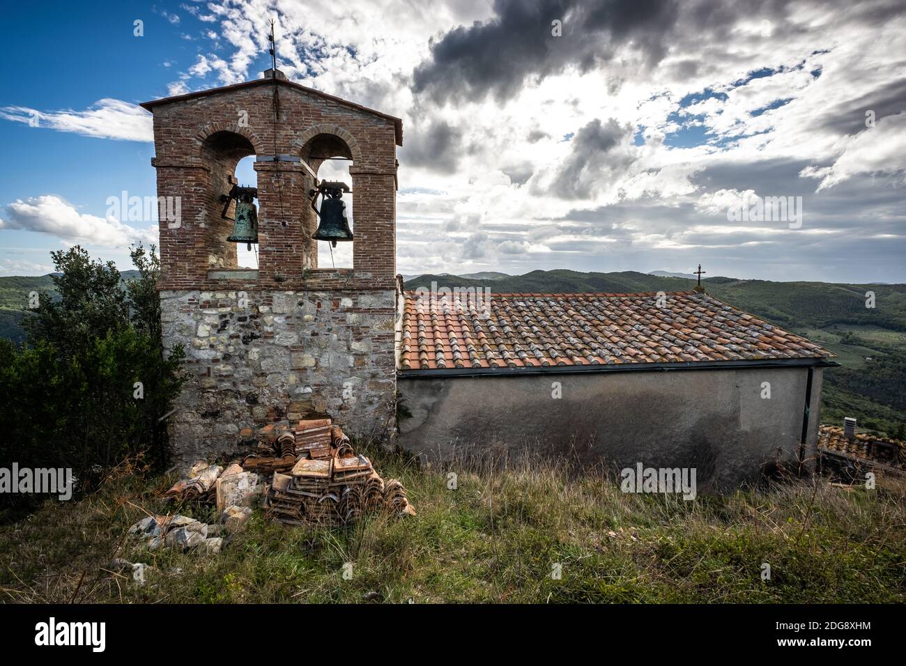 Église de Santo Michele Arcangelo dans la fraction Micciano de la municipalité de Pomarance, 470 mètres d'altitude, située sur les collines métallifères dans Banque D'Images