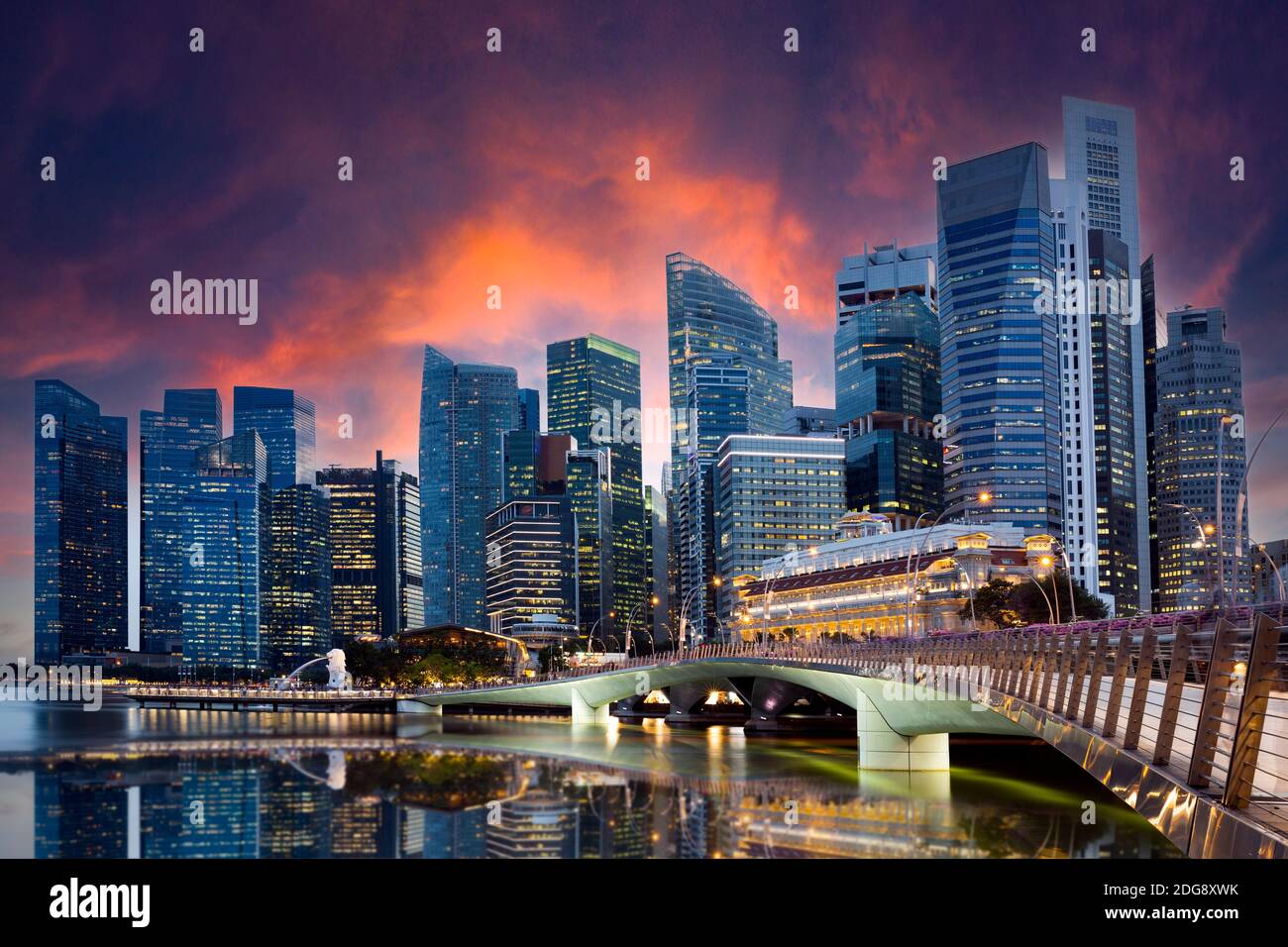 Vue imprenable sur le Merlion Park avec les gratte-ciel de Singapour en arrière-plan pendant un magnifique et spectaculaire coucher de soleil. Banque D'Images