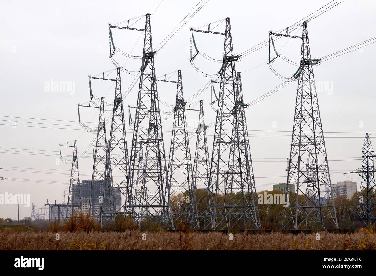 Les tours électriques transfèrent l'électricité vers les zones résidentielles Banque D'Images