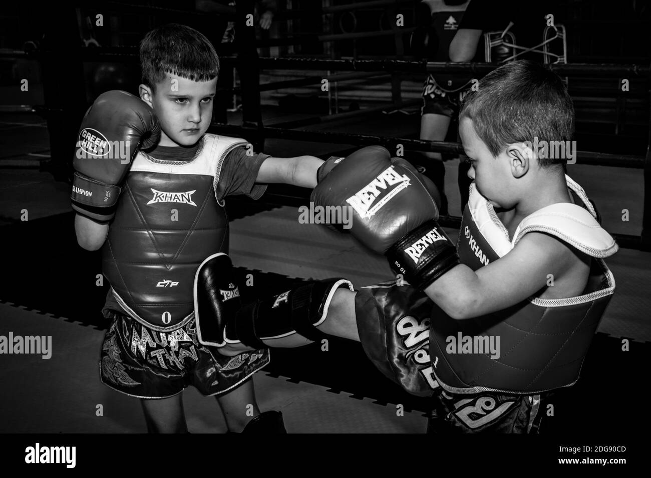 Russie. Vyborg. 11.11.2020 enfants dans la salle de gym lors d'une séance d'entraînement en boxe thaï. Formation ouverte. Photo de haute qualité Banque D'Images