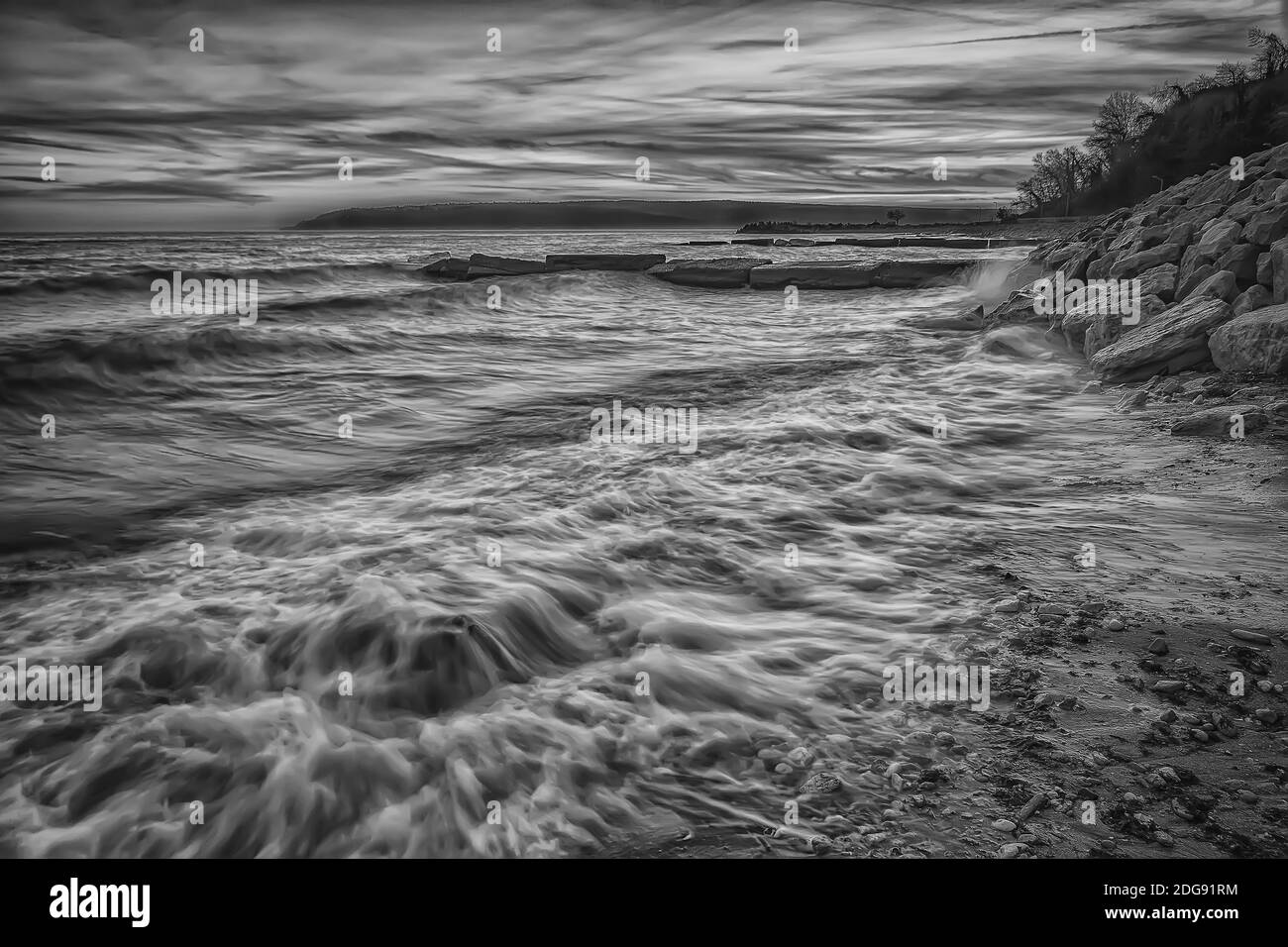 Coucher de soleil sur la mer en noir et blanc. Banque D'Images