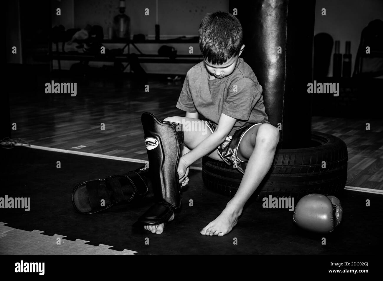 Russie. Vyborg. 11.11.2020 enfants dans la salle de gym lors d'une séance d'entraînement en boxe thaï. Formation ouverte. Photo de haute qualité Banque D'Images