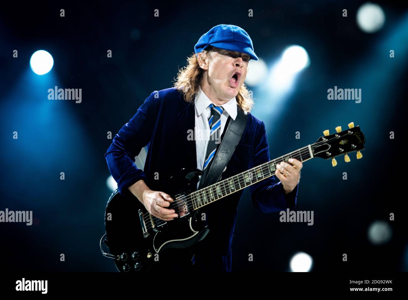Angus Young, du groupe de rock australien AC/DC, se présentant en direct pour le « Rock or Bust World Tour » à l'Autodromo Enzo e Dino Ferrari d'Imola, en Italie Banque D'Images