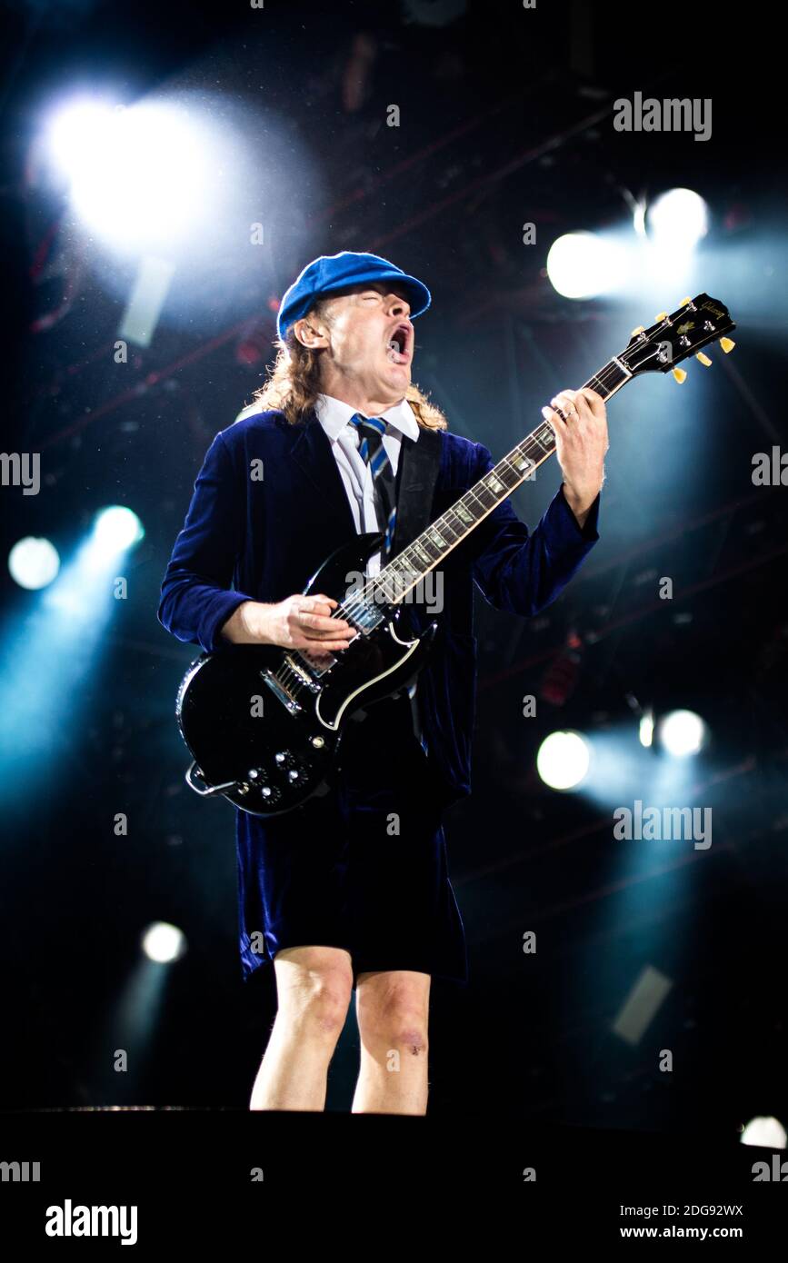 Angus Young, du groupe de rock australien AC/DC, se présentant en direct pour le « Rock or Bust World Tour » à l'Autodromo Enzo e Dino Ferrari d'Imola, en Italie Banque D'Images