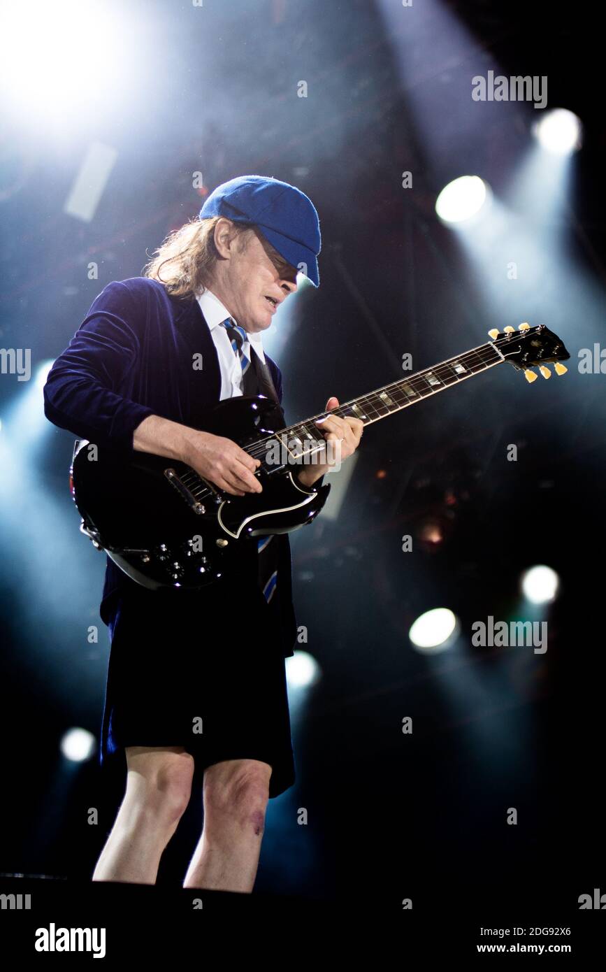 Angus Young, du groupe de rock australien AC/DC, se présentant en direct pour le « Rock or Bust World Tour » à l'Autodromo Enzo e Dino Ferrari d'Imola, en Italie Banque D'Images