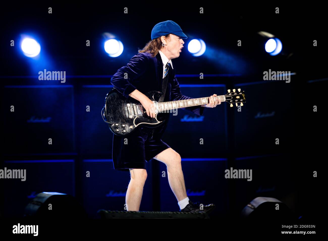 Angus Young, du groupe de rock australien AC/DC, se présentant en direct pour le « Rock or Bust World Tour » à l'Autodromo Enzo e Dino Ferrari d'Imola, en Italie Banque D'Images