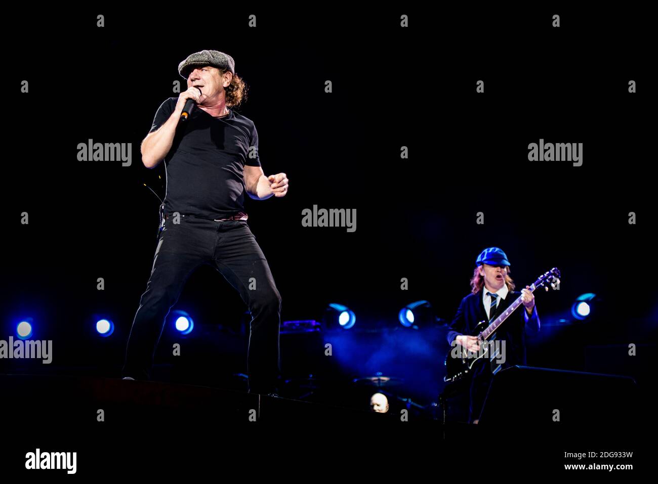Brian Johnson et Angus Young, du groupe de rock australien AC/DC, se présentant en direct pour le ÒRock ou le buste World TourÓ à l'Autodromo Enzo e Dino Ferrari d'Imola, en Italie Banque D'Images