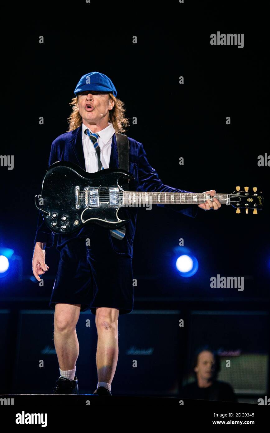 Angus Young, du groupe de rock australien AC/DC, se présentant en direct pour le « Rock or Bust World Tour » à l'Autodromo Enzo e Dino Ferrari d'Imola, en Italie Banque D'Images