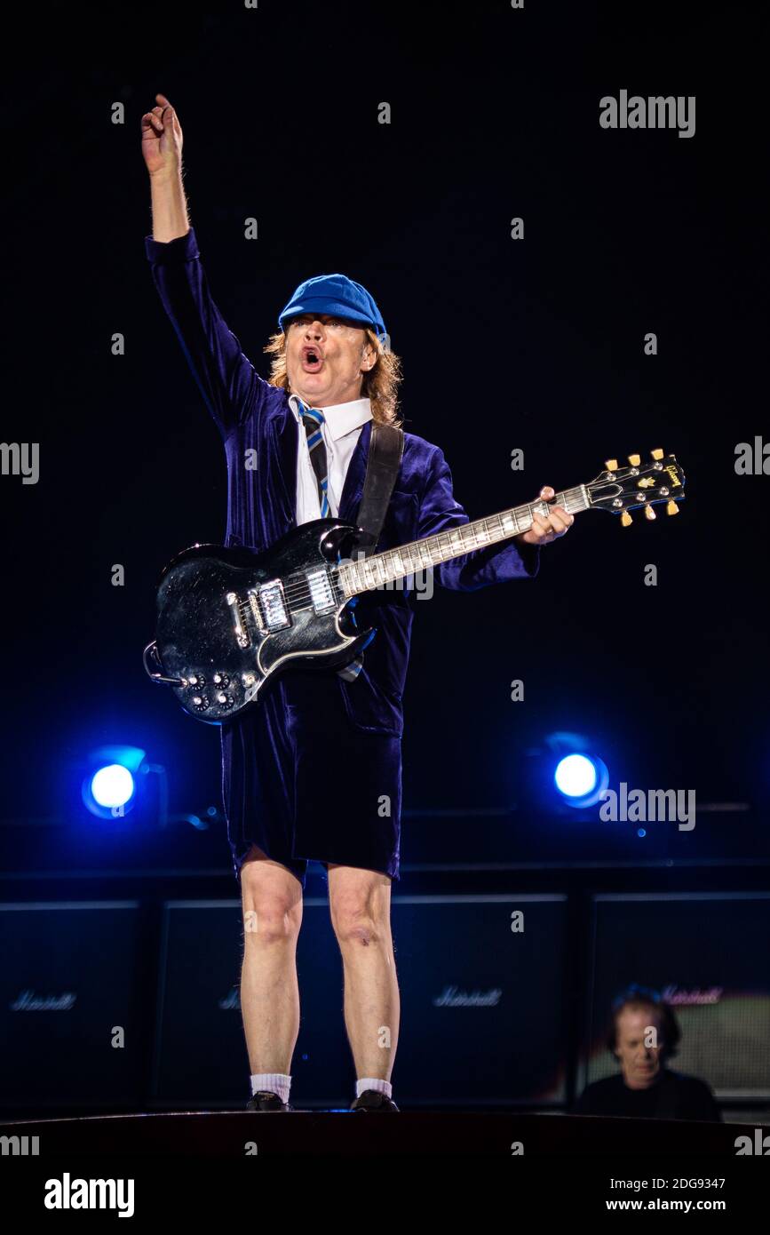 Angus Young, du groupe de rock australien AC/DC, se présentant en direct pour le « Rock or Bust World Tour » à l'Autodromo Enzo e Dino Ferrari d'Imola, en Italie Banque D'Images
