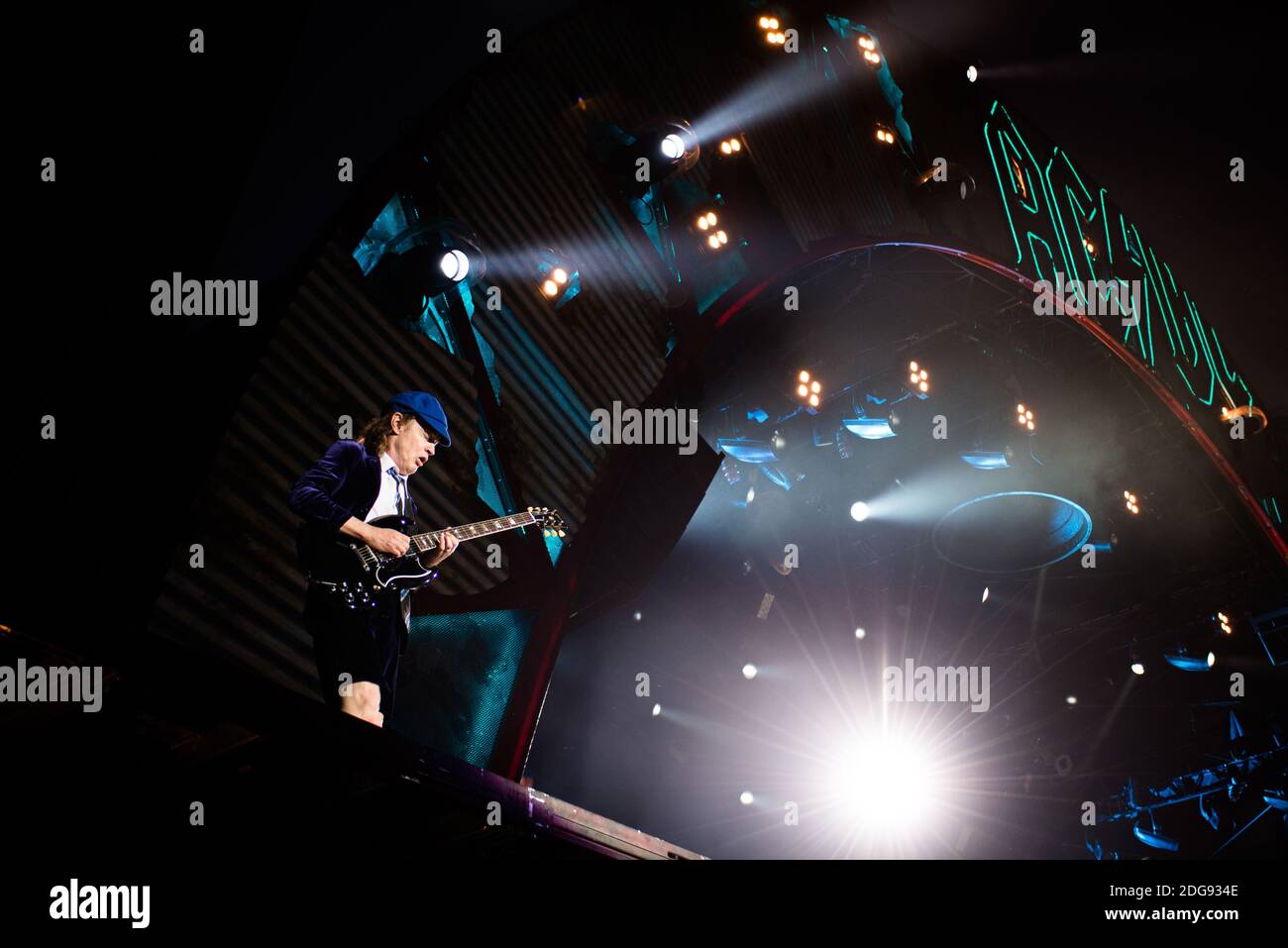 Angus Young, du groupe de rock australien AC/DC, se présentant en direct pour le « Rock or Bust World Tour » à l'Autodromo Enzo e Dino Ferrari d'Imola, en Italie Banque D'Images