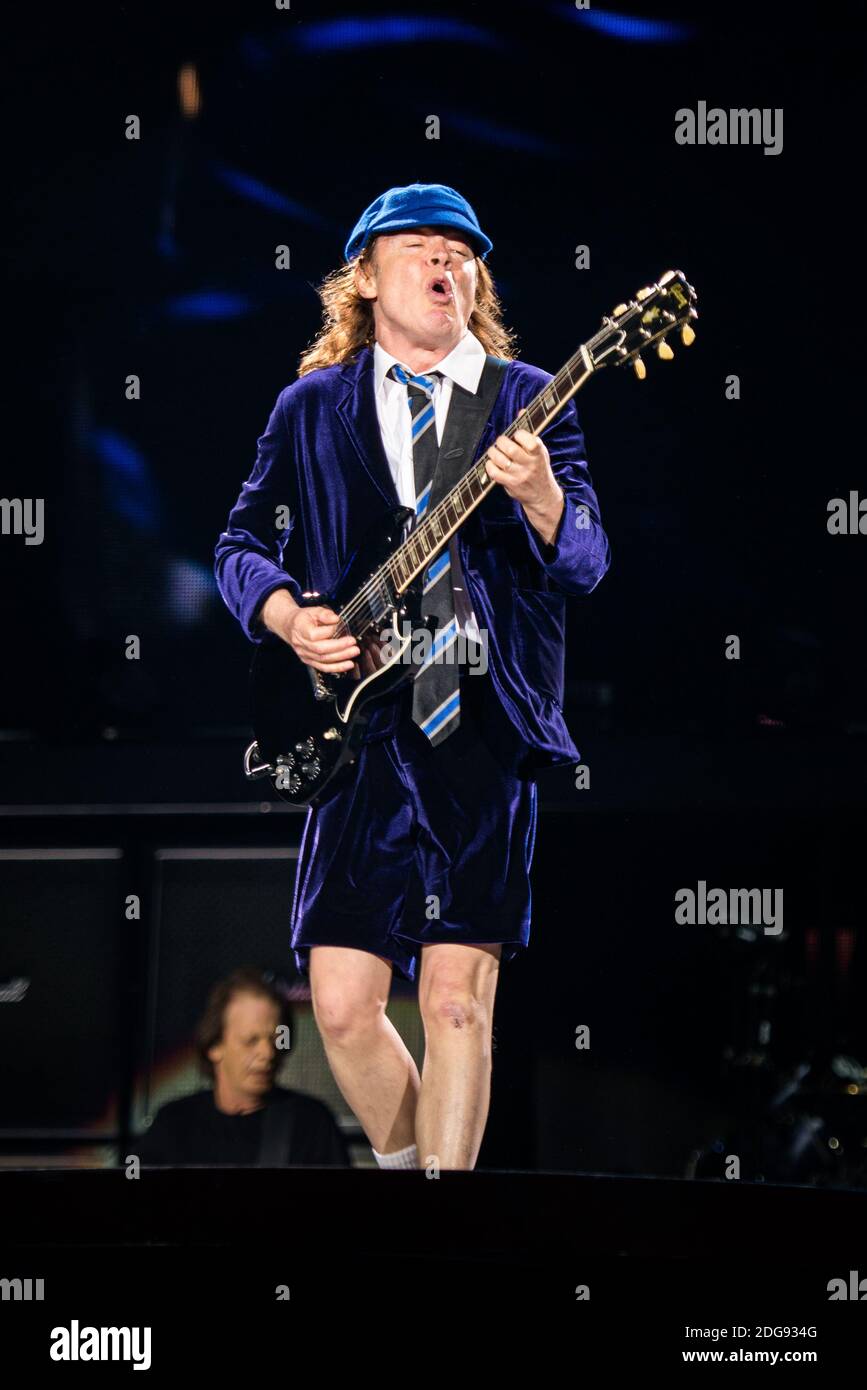 Angus Young, du groupe de rock australien AC/DC, se présentant en direct pour le « Rock or Bust World Tour » à l'Autodromo Enzo e Dino Ferrari d'Imola, en Italie Banque D'Images
