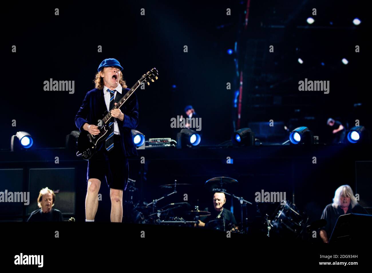 Angus Young, du groupe de rock australien AC/DC, se présentant en direct pour le « Rock or Bust World Tour » à l'Autodromo Enzo e Dino Ferrari d'Imola, en Italie Banque D'Images