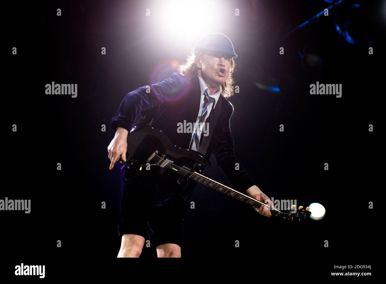 Angus Young, du groupe de rock australien AC/DC, se présentant en direct pour le « Rock or Bust World Tour » à l'Autodromo Enzo e Dino Ferrari d'Imola, en Italie Banque D'Images
