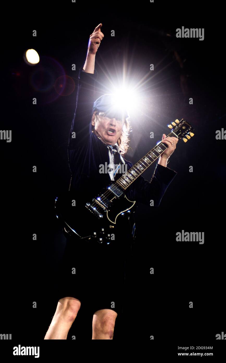 Angus Young, du groupe de rock australien AC/DC, se présentant en direct pour le « Rock or Bust World Tour » à l'Autodromo Enzo e Dino Ferrari d'Imola, en Italie Banque D'Images