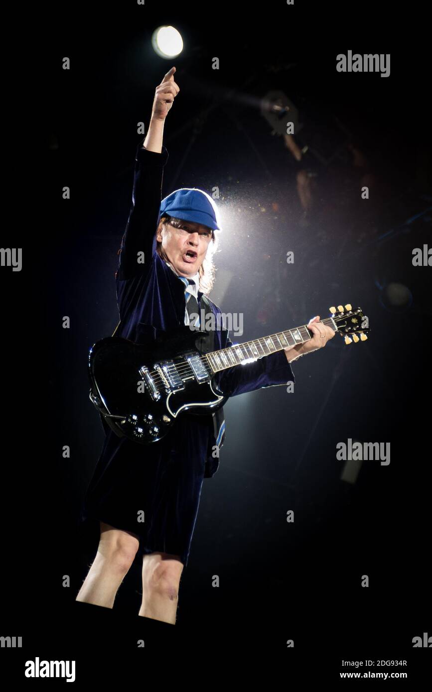 Angus Young, du groupe de rock australien AC/DC, se présentant en direct pour le « Rock or Bust World Tour » à l'Autodromo Enzo e Dino Ferrari d'Imola, en Italie Banque D'Images