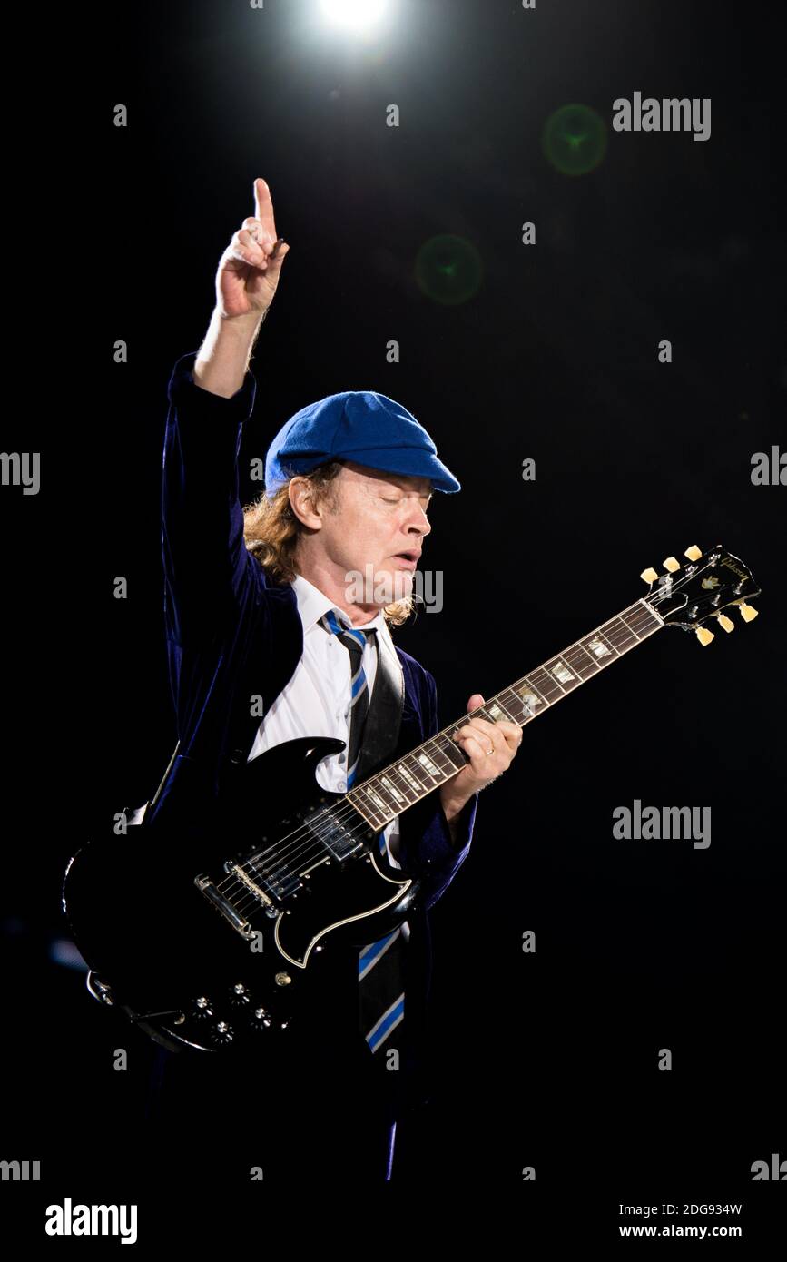 Angus Young, du groupe de rock australien AC/DC, se présentant en direct pour le « Rock or Bust World Tour » à l'Autodromo Enzo e Dino Ferrari d'Imola, en Italie Banque D'Images