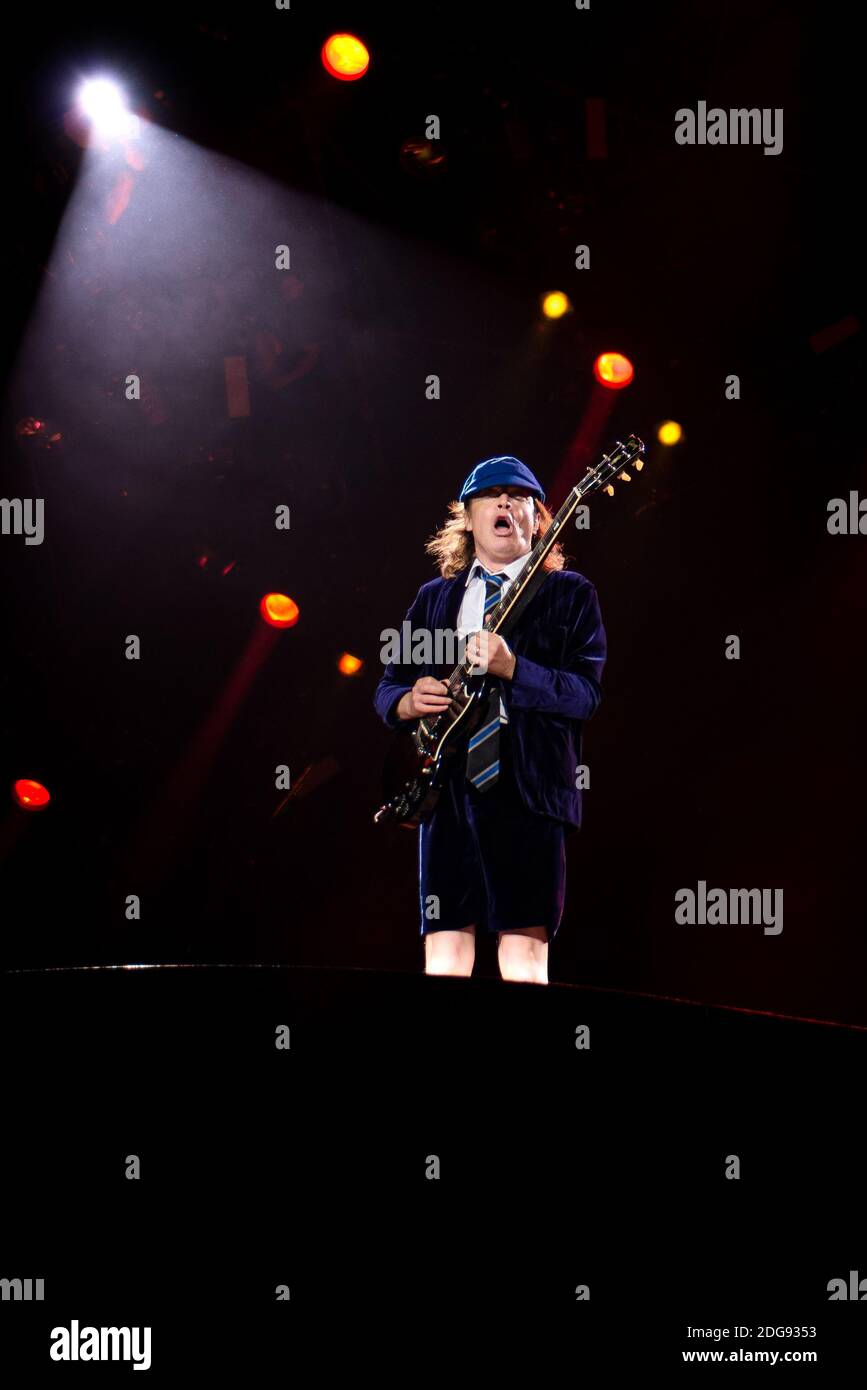 Angus Young, du groupe de rock australien AC/DC, se présentant en direct pour le « Rock or Bust World Tour » à l'Autodromo Enzo e Dino Ferrari d'Imola, en Italie Banque D'Images