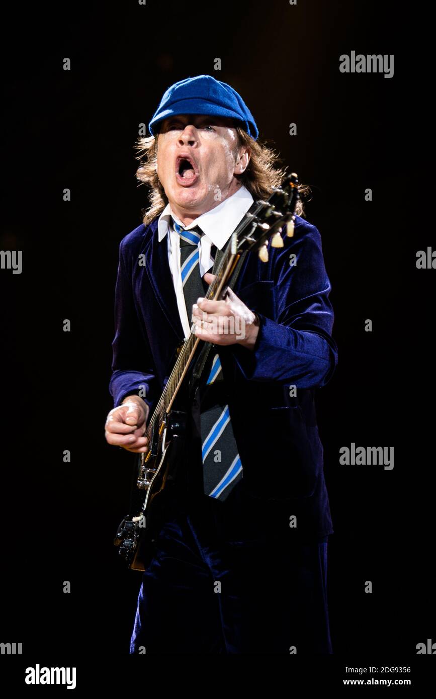Angus Young, du groupe de rock australien AC/DC, se présentant en direct pour le « Rock or Bust World Tour » à l'Autodromo Enzo e Dino Ferrari d'Imola, en Italie Banque D'Images