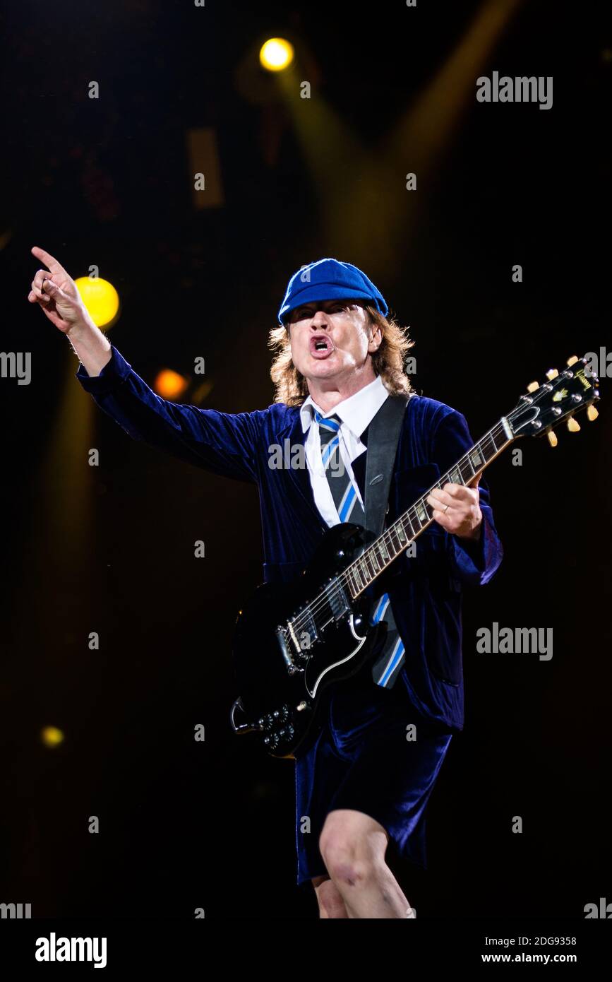 Angus Young, du groupe de rock australien AC/DC, se présentant en direct pour le « Rock or Bust World Tour » à l'Autodromo Enzo e Dino Ferrari d'Imola, en Italie Banque D'Images