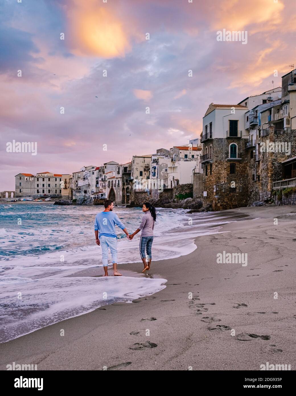 Couple en vacances Sicile visitant la vieille ville de Cefalu, coucher de soleil sur la plage de Cefalu Sicile, vieille ville de Cefalu Sicilia vue panoramique sur le village coloré.Italie Banque D'Images