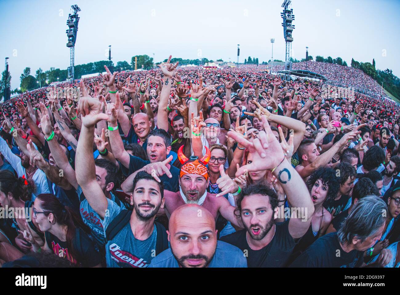 Fans du groupe de rock australien AC/DC, appréciant le concert "Rock or Bust World Tour" à l'Autodromo Enzo e Ferrari Dino d'Imola, Italie Banque D'Images