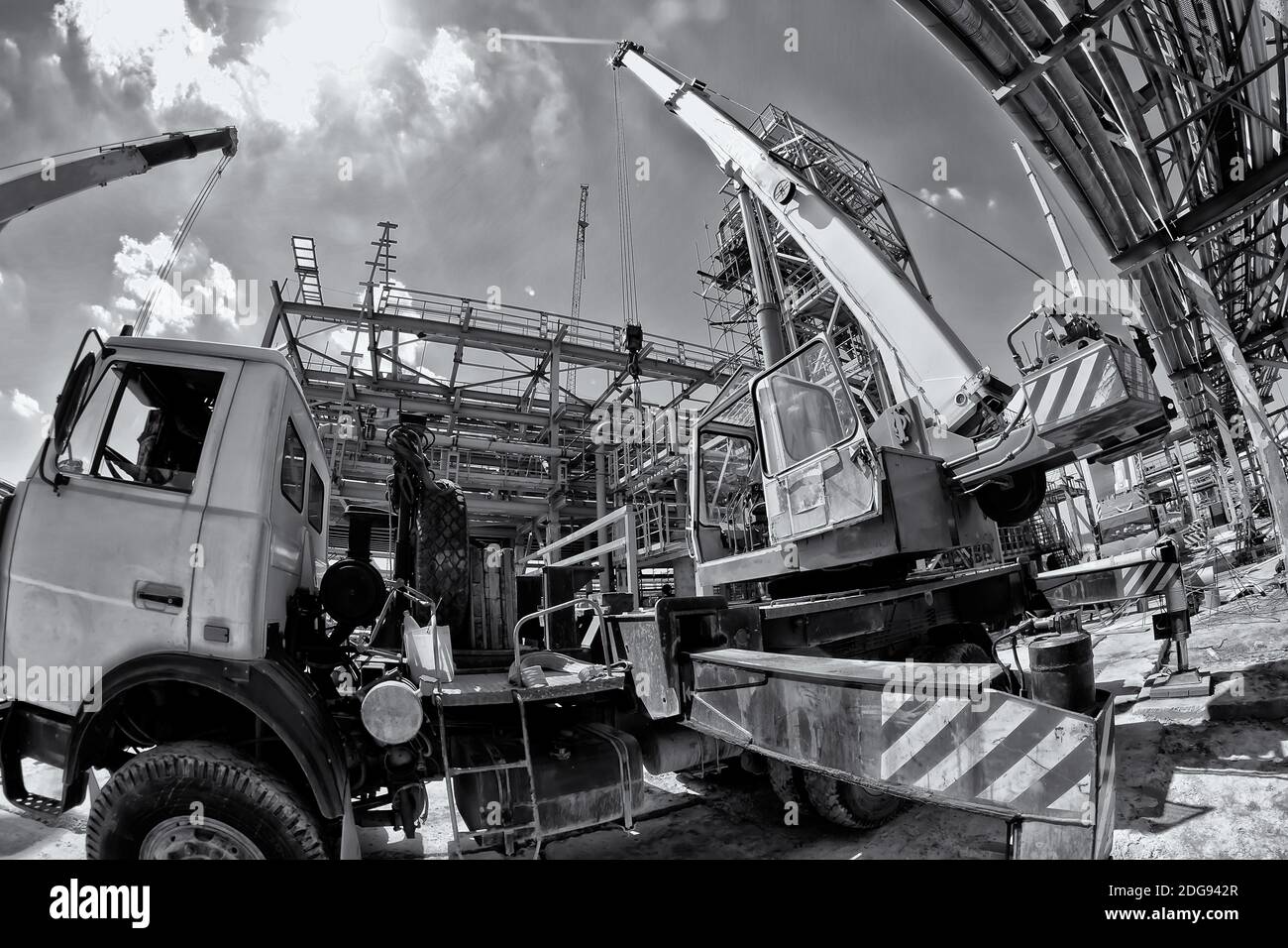 Grue de camion avec jambes étalées et flèche allongée est sur le chantier Banque D'Images