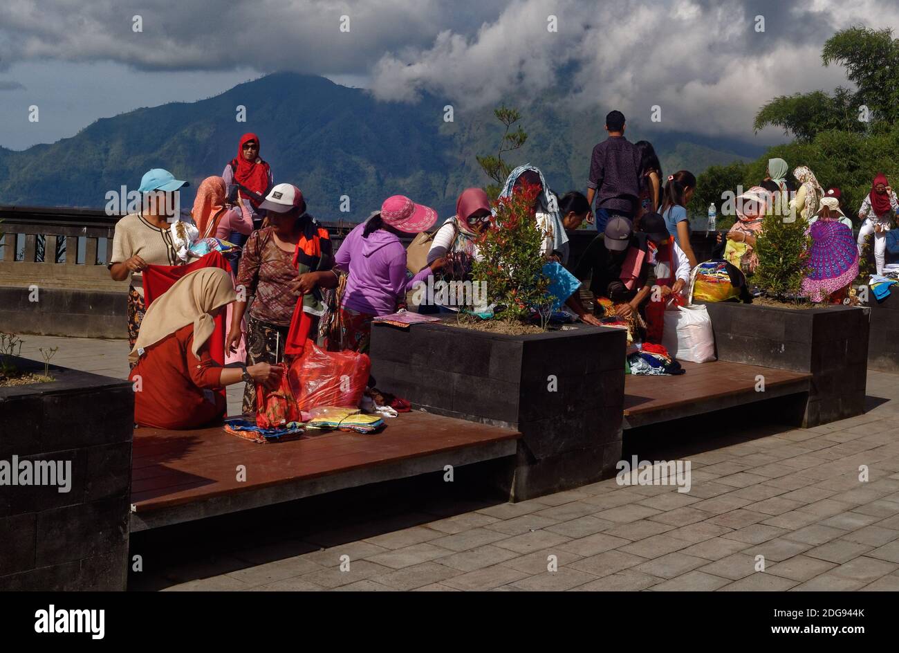 Des motards avec des souvenirs qui se vendent aux touristes à un point d'observation du lac de Penelokan Batur à Bali, en Indonésie Banque D'Images