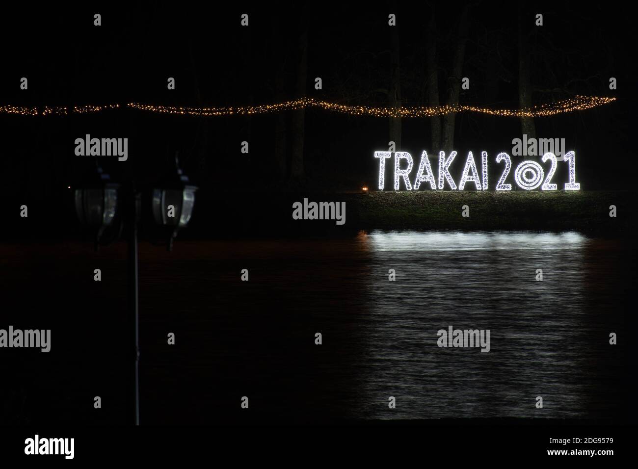 Logo de Trakai, capitale lituanienne de la Culture 2021 avec lumières la nuit Banque D'Images