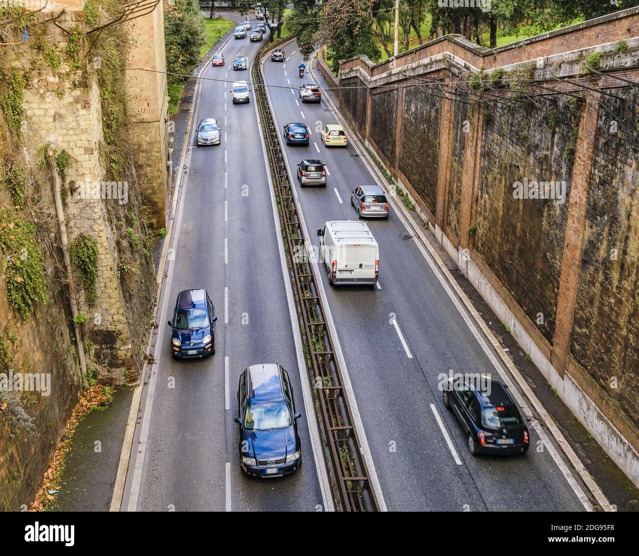 Rome Avenue Crossing Villa Borghese Park, Rome, Italie Banque D'Images