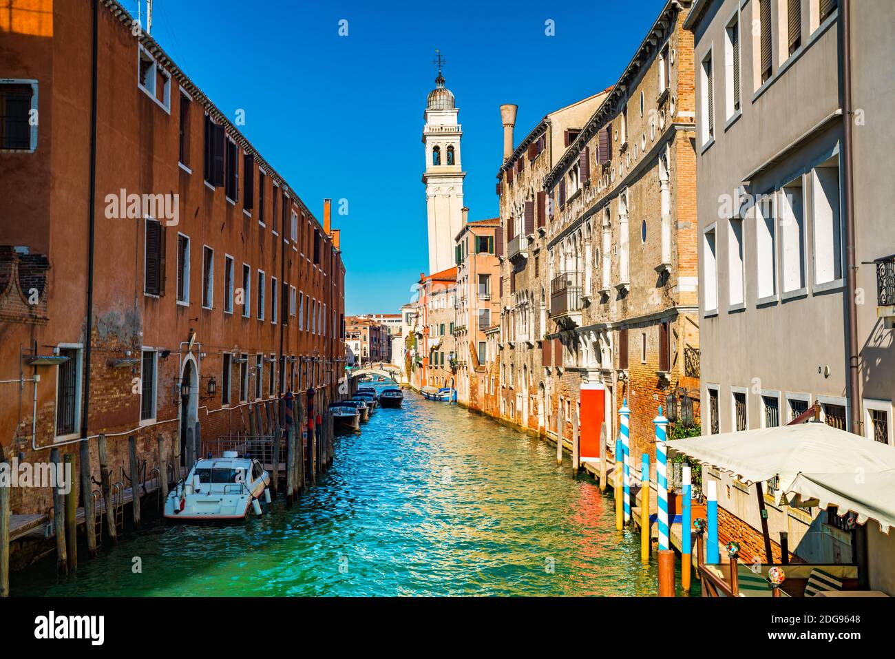 Vue sur le canal et les vieilles maisons en briques colorées Banque D'Images