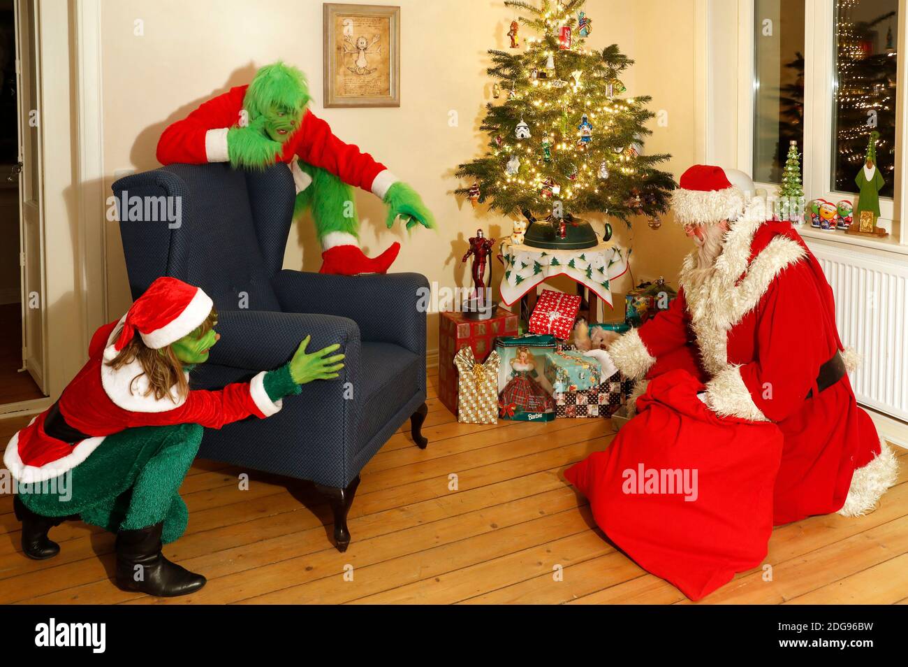 GEEK ART - Bodypainting and Transformaking: 'The Grinch Steals Christmas' photoshooting with Enrico Lein as Grinch, Maria Skupin as Mrs Grinch et Fabian Zesiger as Santa Claus at the Villa Czarnecki in Hameln le 7 décembre 2020 - UN projet du photographe Tschiponnique Skupin et du peintre Enrico Lebodyin Banque D'Images