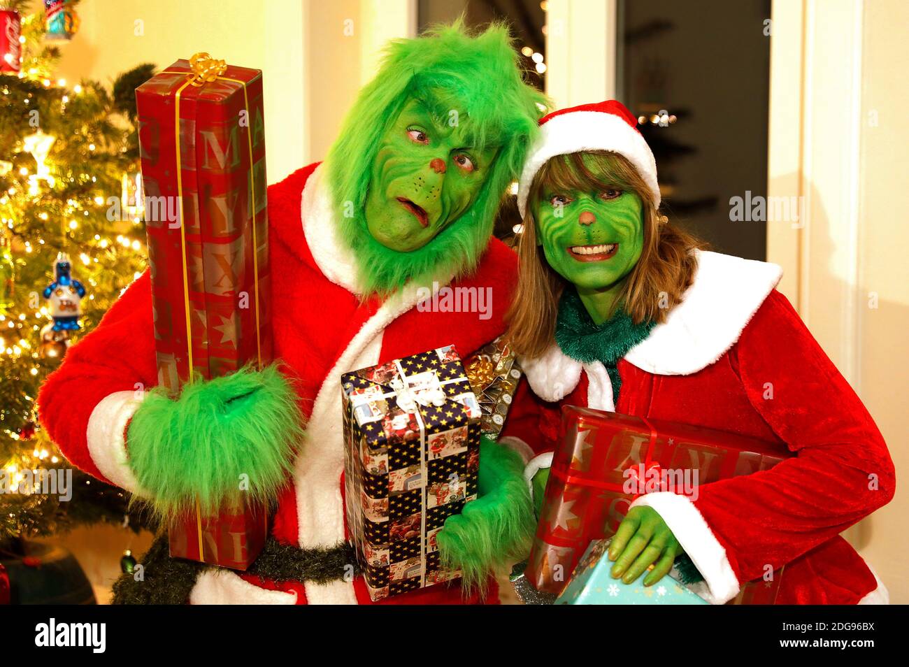 GEEK ART - Bodypainting and Transformaking: 'The Grinch Steals Christmas' photoshooting with Enrico Lein as Grinch and Maria Skupin as Mme Grinch at Villa Czarnecki in Hameln on December 7, 2020 - UN projet du photographe Tschiponnique Skupin et du peintre du corps Enrico Lein Banque D'Images