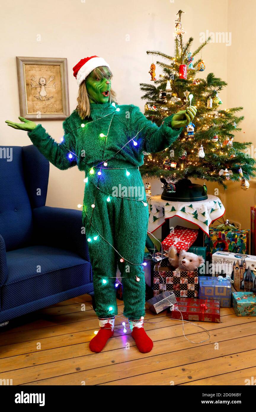GEEK ART - Bodypainting et Transformaking: 'The Grinch Steals Christmas' photoshooting avec Maria Skupin comme Mme Grinch à la Villa Czarnecki à Hameln le 7 décembre 2020 - UN projet du photographe Tschiponnique Skupin et du peintre du corps Enrico Lein Banque D'Images
