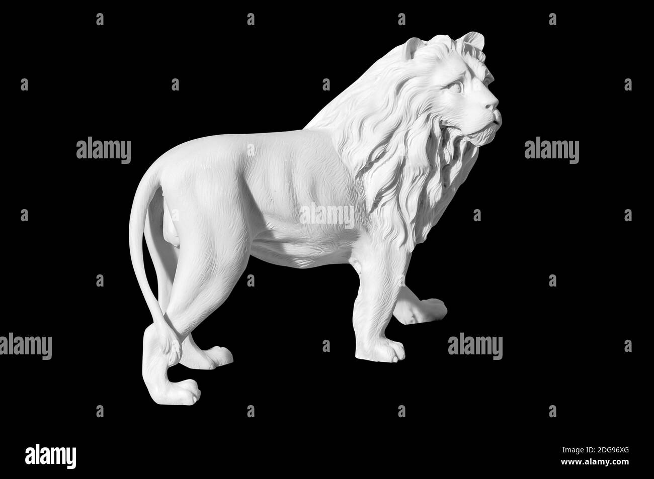 Statue d'un lion sur fond noir Banque D'Images