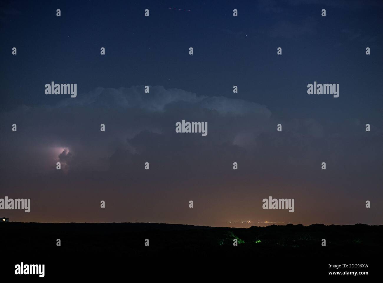 Orage nuages la nuit avec la foudre Banque D'Images