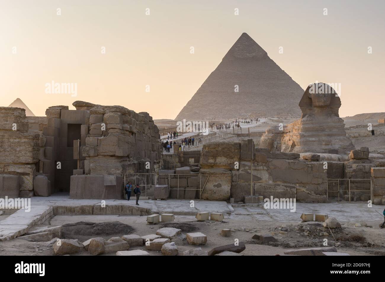 Grand Sphinx de Gizeh avec Pyramide de Khafre derrière au coucher du soleil, complexe Pyramide de Gizeh, Gizeh, le Caire, Egypte Banque D'Images