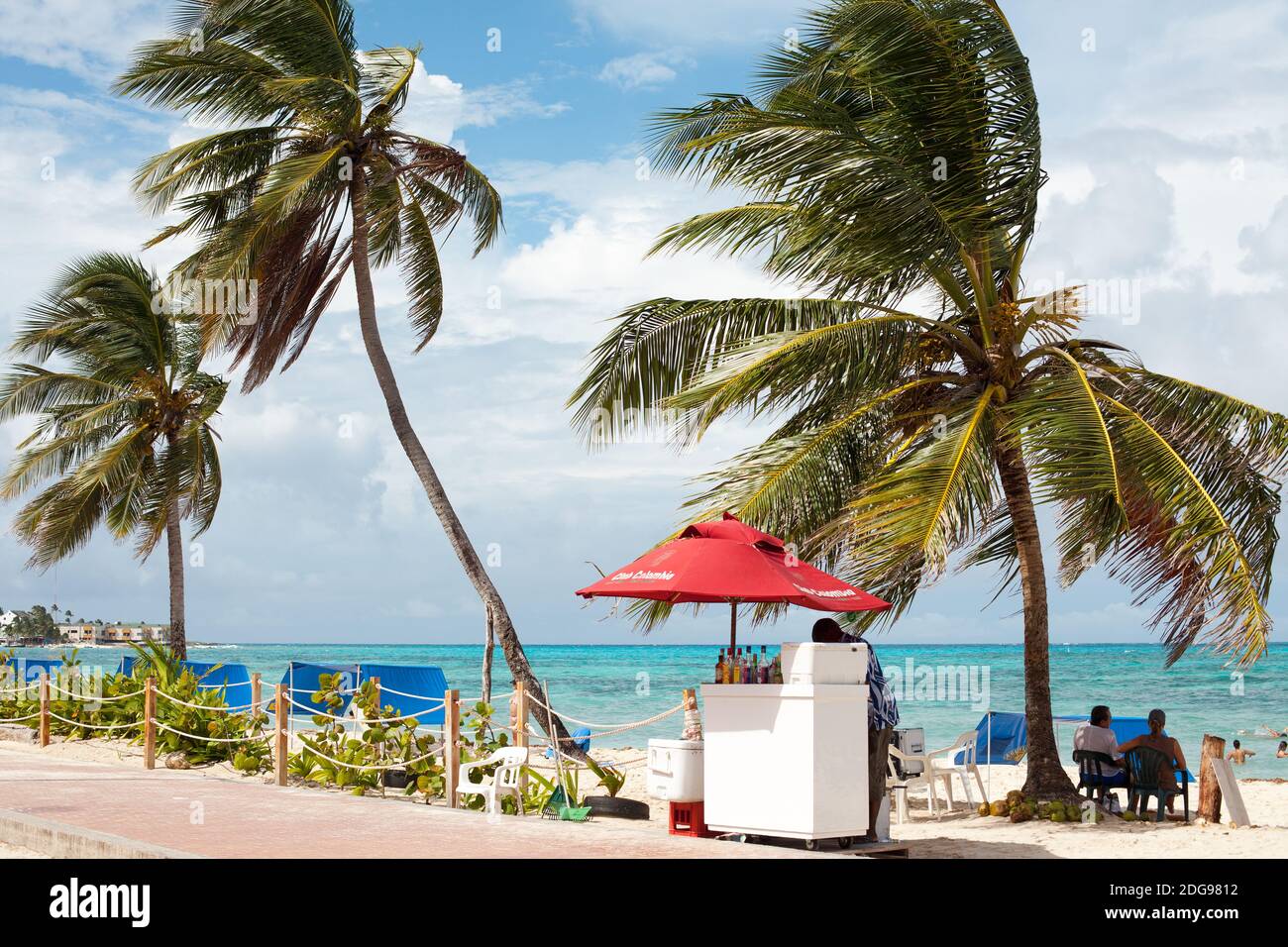 Île de San Andres, Colombie - Amérique du Sud - kiosque de plage vendant des boissons sur la plage principale de l'île. Banque D'Images