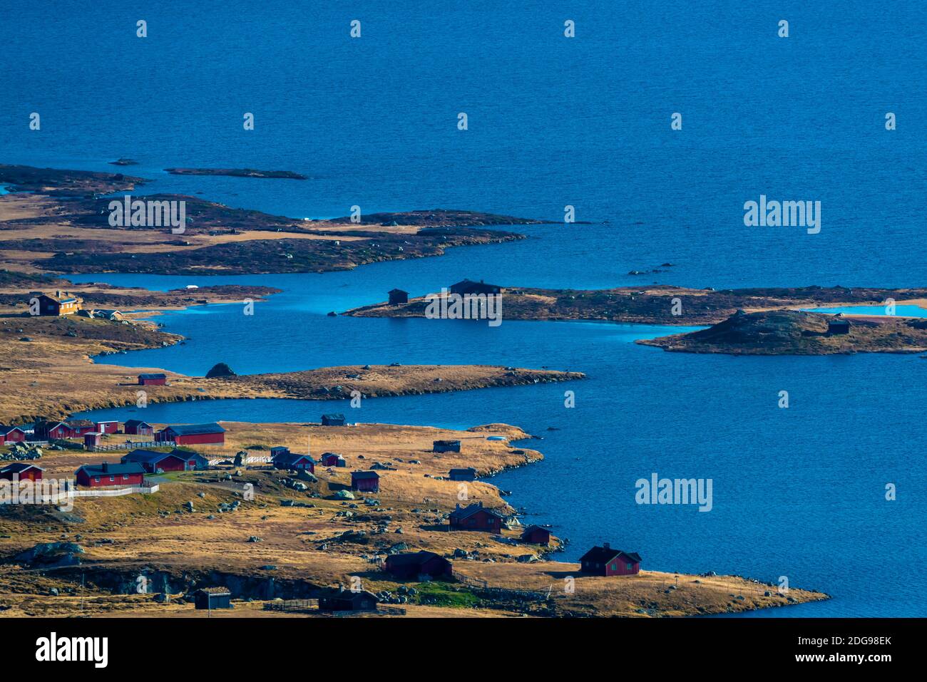 Chalets sur le paysage ouvert par un lac de montagne en Norvège. Banque D'Images
