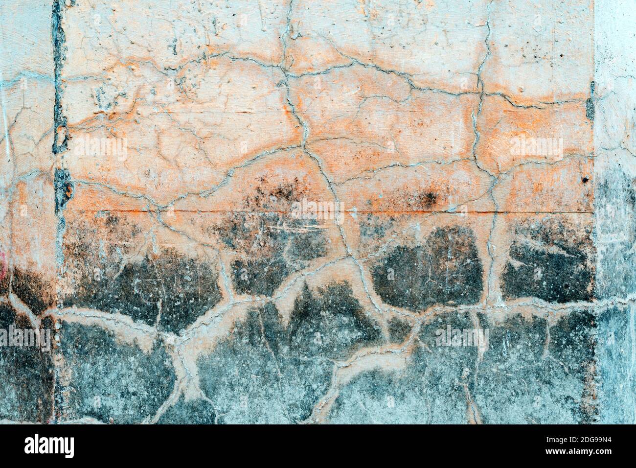 Texture d'un mur de béton fissuré abîmé comme arrière-plan abstrait Banque D'Images