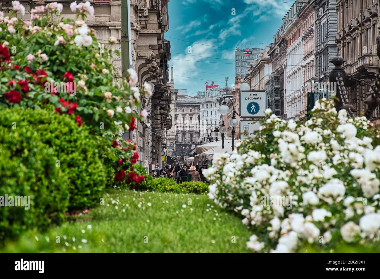 Milan, Italie 22 août 2020 : vue sur la rue via Dante depuis la place Largo Cairoli en face du château Sforza, Castello Sforzesco Banque D'Images