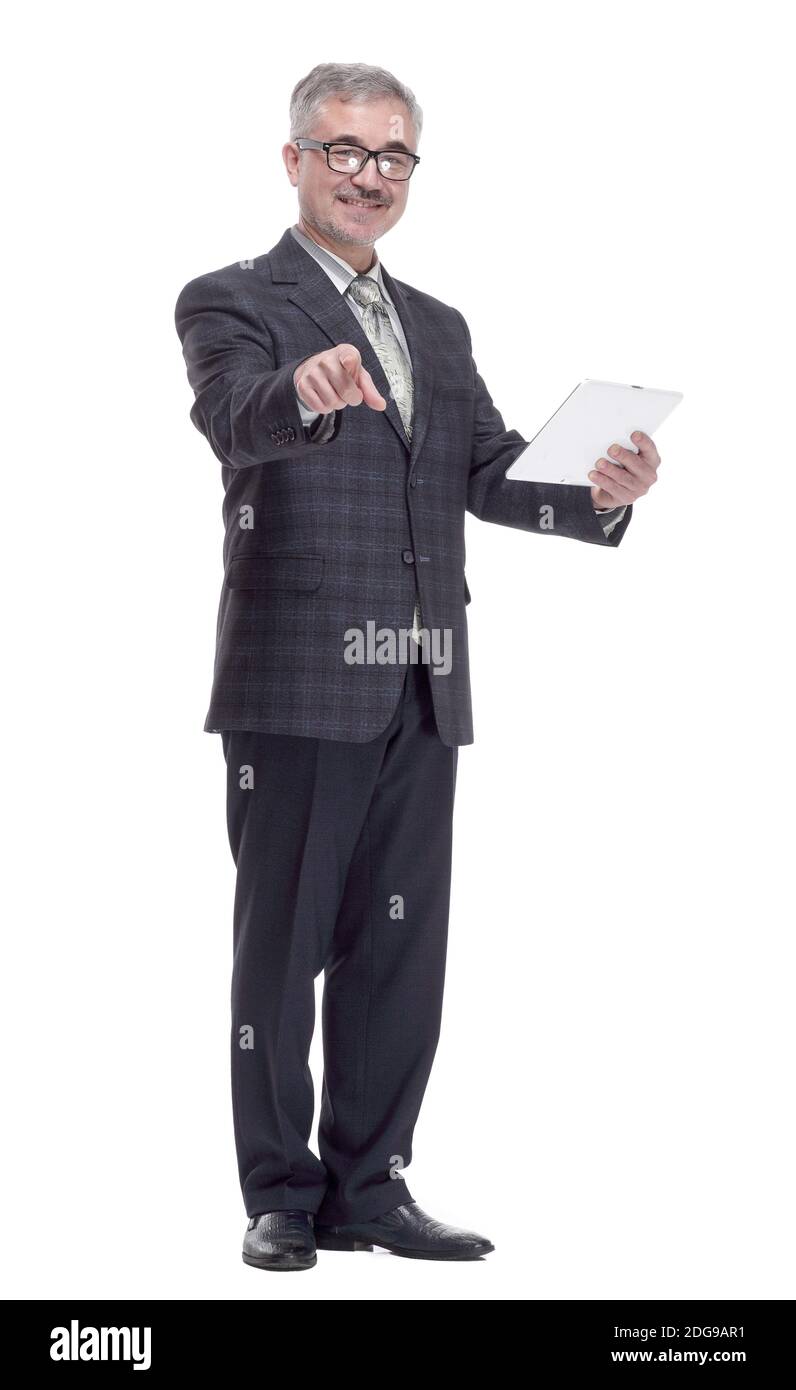 homme souriant avec une tablette numérique qui vous pointe vers vous. Banque D'Images