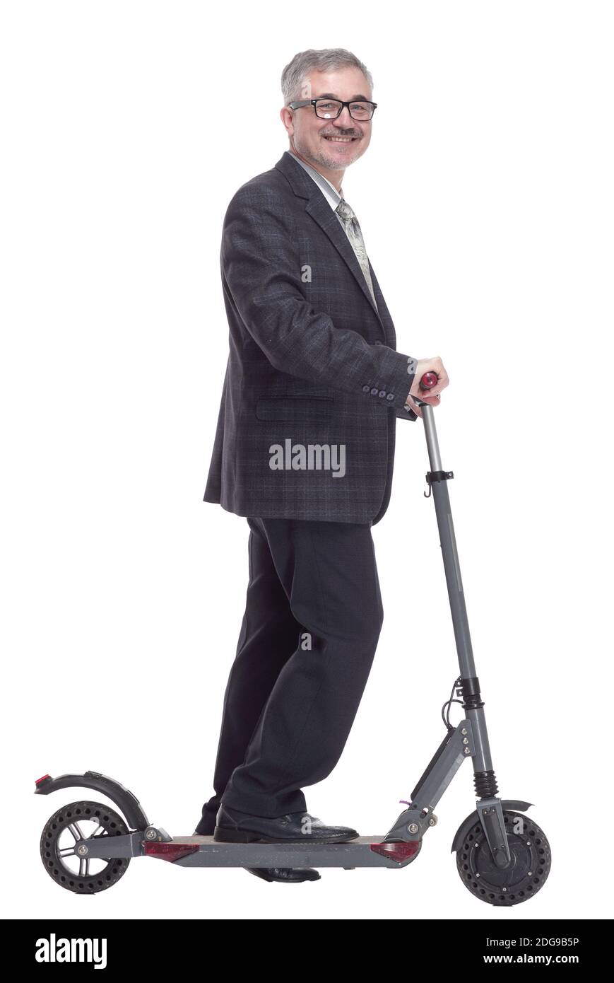 vue latérale. Homme mature avec scooter électrique vous regardant Banque D'Images