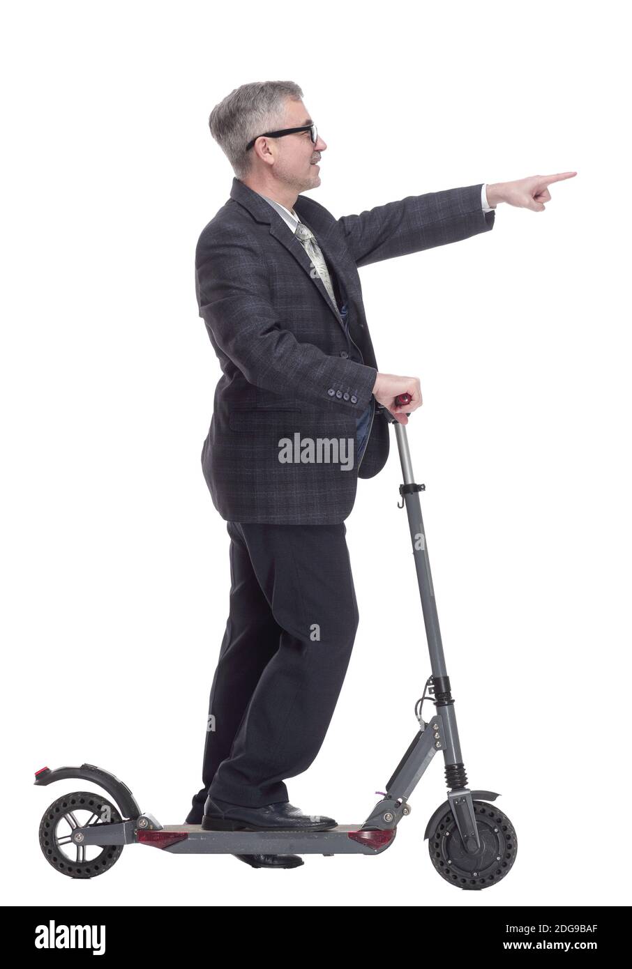 homme avec un scooter électrique pointant vers un écran blanc Banque D'Images